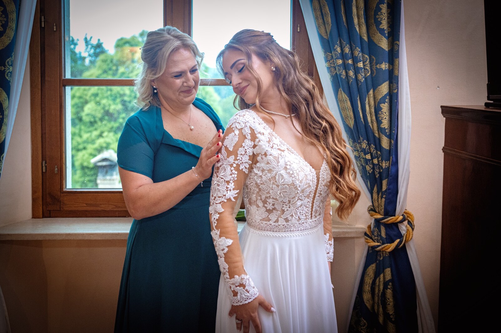 La sposa con una persona cara durante i preparativi