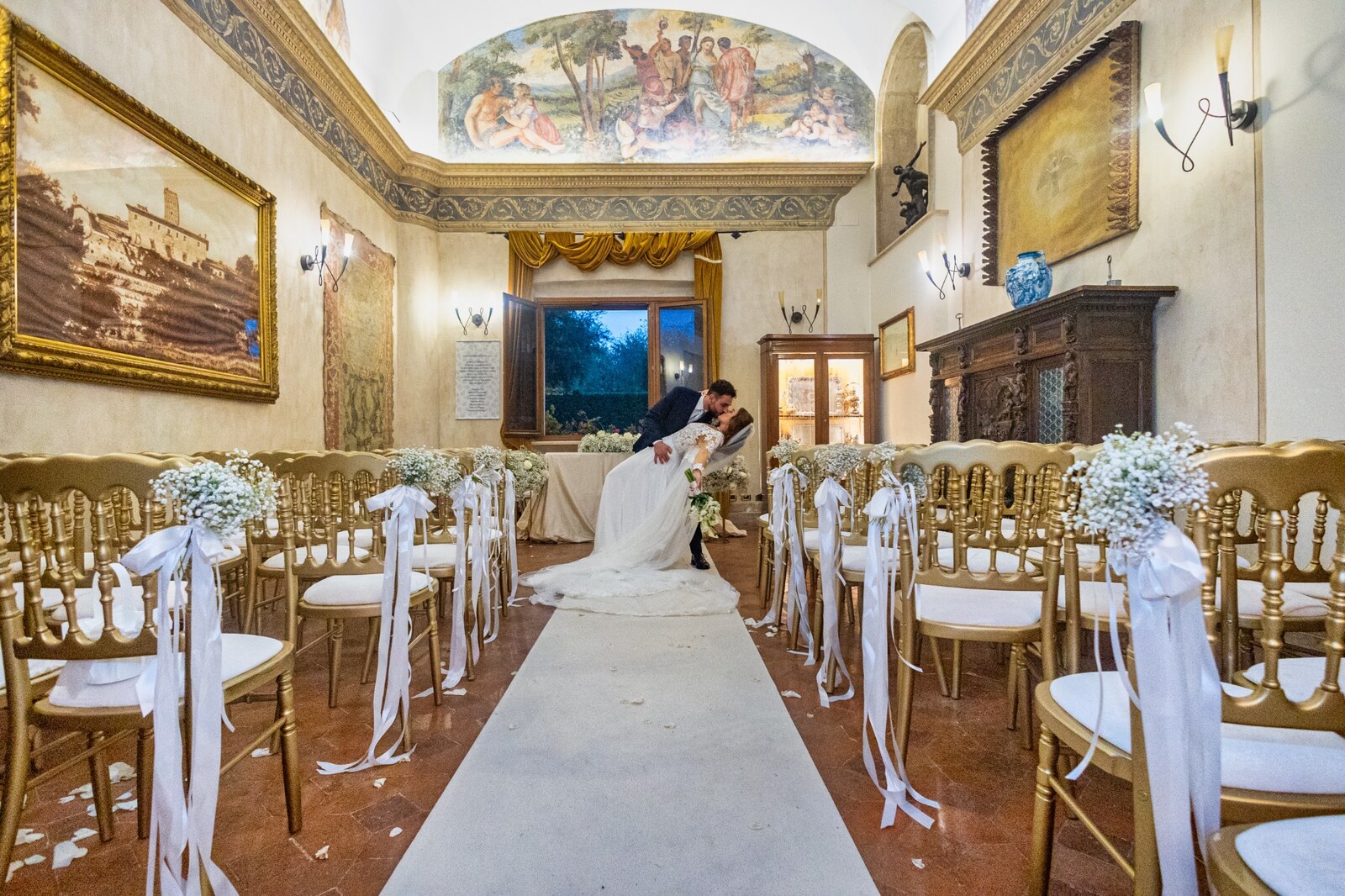 Gli sposi si baciano nella sala della cerimonia