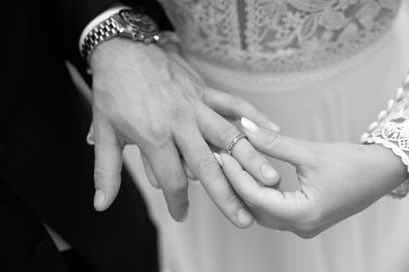 La sposa mette l'anello allo sposo