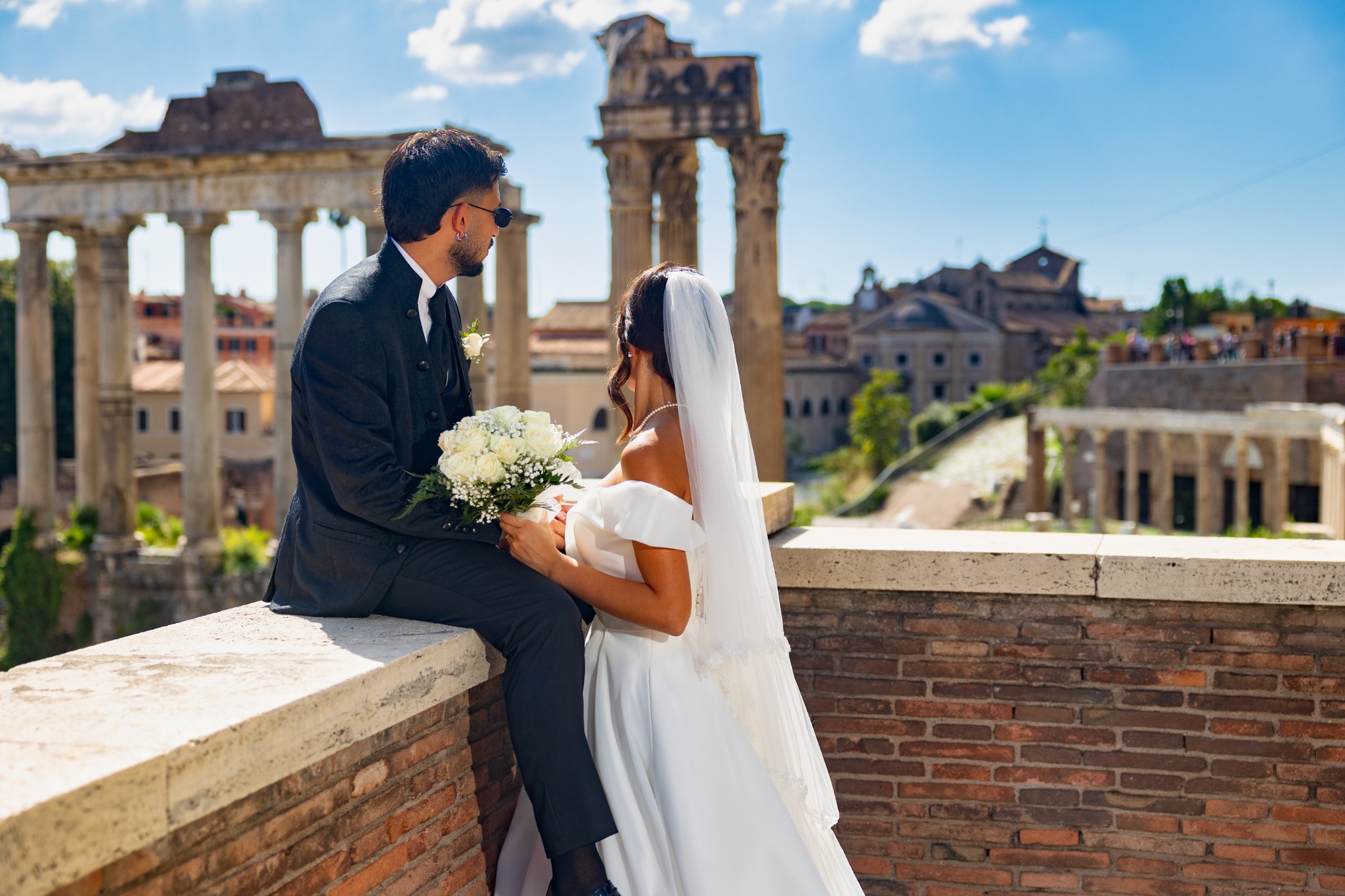 Gli sposi affacciati sui Fori Imperiali a Roma