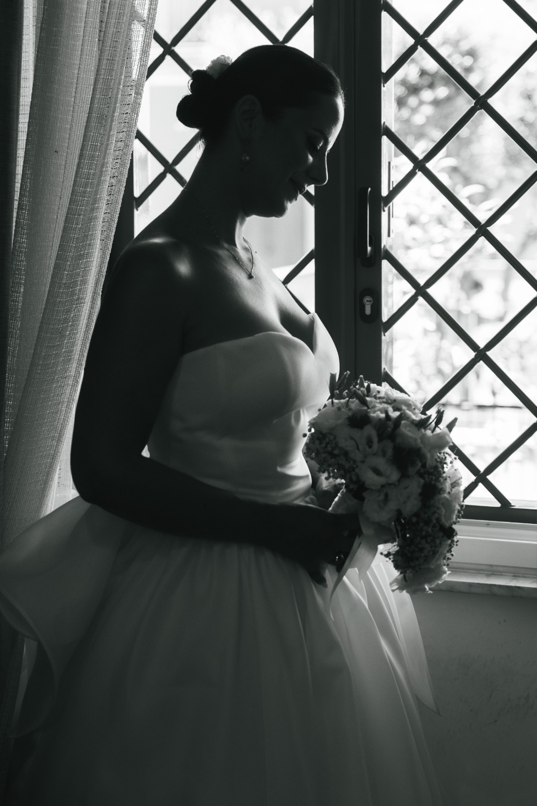 Sposa illuminata dalla luce della finestra